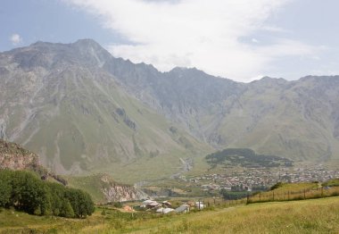 Üstten Görünüm arka plan, büyük Kafkasya aralığı üzerinde Mount Shani ile Gergeti ve Stepantsminda şehirleri. Gürcistan Cumhuriyeti