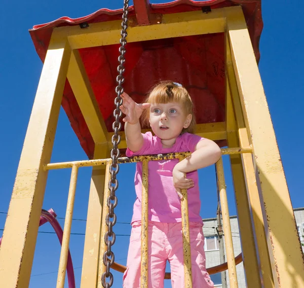 Menina Atraente Equipamentos Playground Livre — Fotografia de Stock