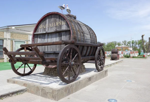 Sennoy ロシアのクラスノダール地方の Sennoi 2014 Monument ワイン樽とコウノトリ を可能性があります — ストック写真