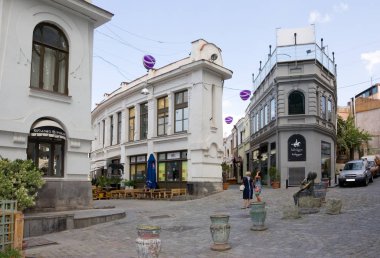 Tbilisi, Gürcistan - 07 Ağustos 2013: Shardeni sokak Tbilisi eski kısmında yaya bir sokaktır. Tbilisi, Gürcistan başkentidir.
