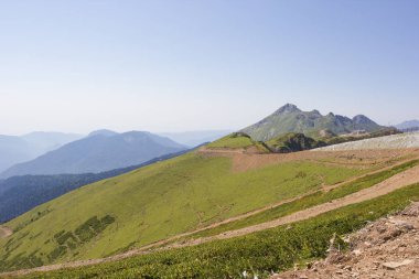 Rosa Khutor Kayak Merkezi civarında yaz dağlarının görünümü.
