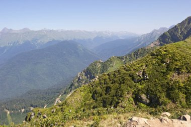Rosa Khutor Kayak Merkezi civarında yaz dağlarının görünümü.