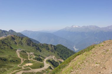 Rosa Khutor Kayak Merkezi civarında yaz dağlarının görünümü.