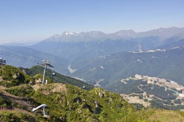 Rosa Khutor Kayak Merkezi civarında yaz dağlarının görünümü.