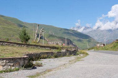 Gürcistan Cumhuriyeti Sioni Köyü yakınlarındaki Gürcü askeri yolu. Yolun Rusya ve Gürcistan arasında Kafkas Dağları bağlanır