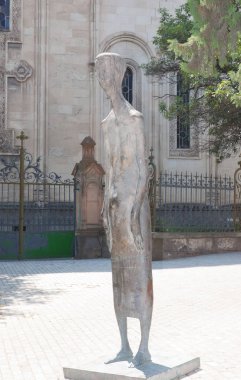 Georgia, Tiflis - 7 Ağustos 2013: Heykel üzerinde 9 Nisan parkta yaşlı bir kadının