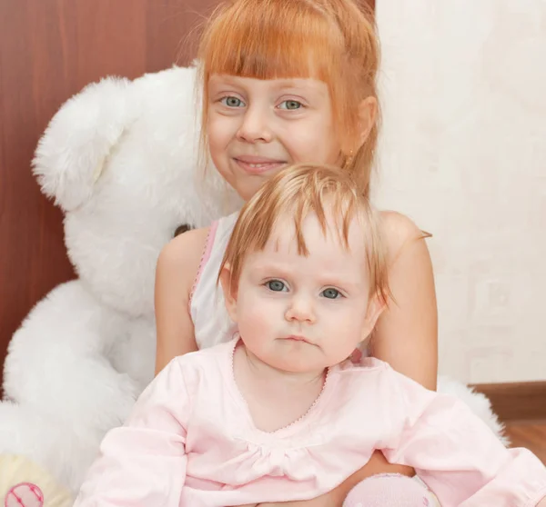 Duas Irmãs Sentam Frente Urso Brinquedo Retrato Duas Crianças Felizes — Fotografia de Stock