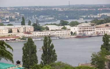 Sevastopol, Crimea-Ağustos 13,2012. Sevastopol bulutlu gün görünümünü. Büyük bir sanayi kenti ve Kırım'da bir askeri üssünde Sevastopol olduğunu .