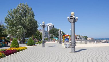 Anapa, Rusya - 5 Ağustos 2017: Güzel waterfront özgün ışıklar