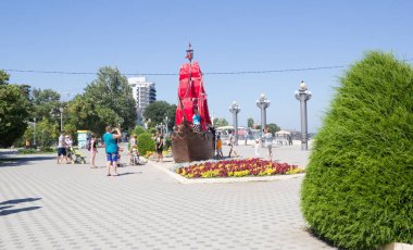 Anapa, Rusya - 5 Ağustos 2017: Modeli yelkenli Rıhtımlar üzerinde pembe yelkenli