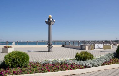 Anapa, Rusya - 5 Ağustos 2017: Güzel waterfront özgün ışıklar