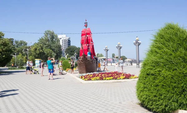 Anapa Russland August 2017 Modell Segelboot Mit Rosa Segeln Wasser — Stockfoto