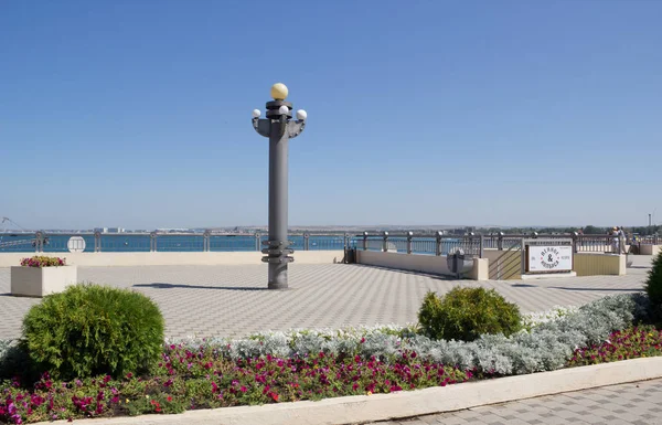 Anapa, Rusya - 5 Ağustos 2017: Güzel waterfront özgün ışıklar