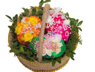 Paskalya yumurtaları sepetle. El yapımı el sanatları saten kurdela yaptı. Kanzashi