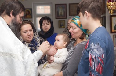 Novosibirsk, Rusya Federasyonu - 11 Ocak 2017: Rus Ortodoks Kilisesi vaftiz ayini. Yeni doğmuş bir bebek vaftiz