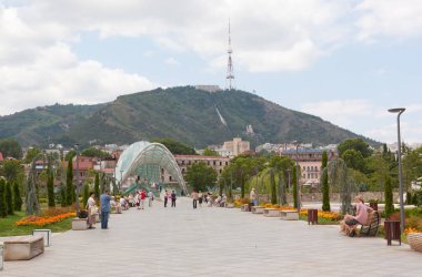 Tiflis, Gürcistan - 7 Ağustos: Bridge barış. Köprü Kura Nehri üzerinde uzanır ve eski Tbilisi alanlarında bağlanır.