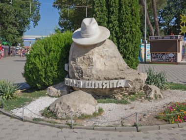 Anapa, Rusya - 5 Ağustos 2017: City resort Anapa - beyaz şapka sembolü. Heykel 