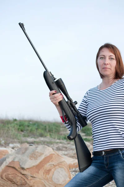 Retrato Mujer Mediana Edad Con Rifle — Foto de Stock