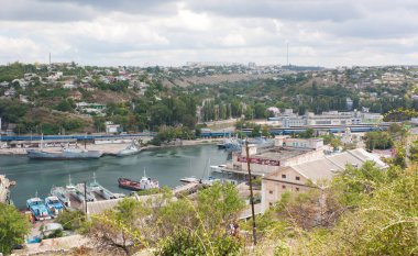 Sevastopol, Crimea-Ağustos 13,2012. Sevastopol bulutlu gün görünümünü. Büyük bir sanayi kenti ve Kırım'da bir askeri üssünde Sevastopol olduğunu .