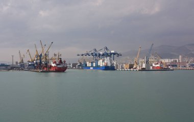 Novorossiysk, Rusya Federasyonu - 23 Nisan 2010: Novorossiysk sayısı ticari liman. Novorossiysk Güney Rusya'nın Karadeniz kıyısında büyük bir şehirdir  