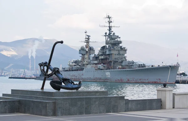 Novorossiysk 俄罗斯 2010年4月23日 炮兵巡洋舰 库图佐夫 在港口 炮兵巡洋舰库图佐夫在 Novorossiysk 的黑海舰队博物馆分部 — 图库照片