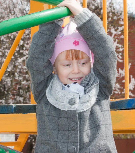 Belle Petite Fille Jouant Sur Les Bars Gym Dans Parc — Photo