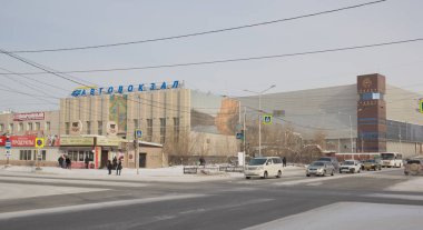 Yakutsk, Rusya... 14 Mart 2019, şehir manzarası. Otobüs durağı ve yüzme havuzu inşaatı 