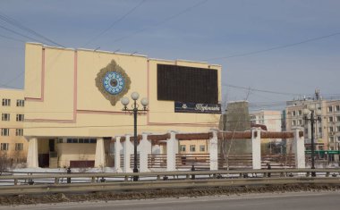 Yakutsk, Rusya... 14 Mart 2019, şehir manzarası. Şehir merkezindeki Tuimaada grubunun konser salonu.