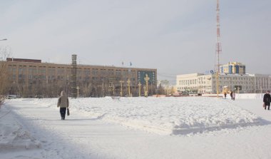 Yakutsk, Rusya... 14 Mart 2019, şehir manzarası. Kışın şehir merkezinde Lenin Meydanı