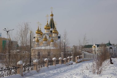 Yakutsk, Rusya... 14 Mart 2019, şehir manzarası. Şekil Değiştirme Kilisesi Yakutsk 'ta yaşayan ve şu anda işletilen en eski kilisedir..