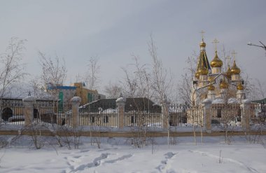 Yakutsk, Rusya... 14 Mart 2019, şehir manzarası. Şekil Değiştirme Kilisesi Yakutsk 'ta yaşayan ve şu anda işletilen en eski kilisedir..