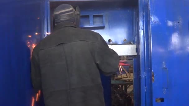 Ein Schweißer Bei Der Arbeit Ein Maskierter Mann Schweißt Metallteile — Stockvideo