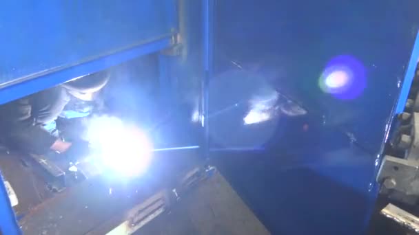 Ein Schweißer Bei Der Arbeit Ein Maskierter Mann Schweißt Metallteile — Stockvideo