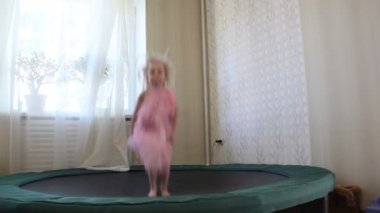 Trambolinde zıplayan beş yaşındaki çocuk.