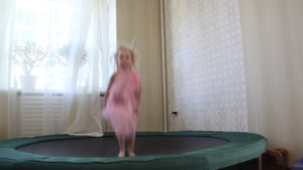 Bambino Cinque Anni Che Salta Trampolino — Video Stock