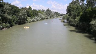 Üstten görünüm nehir ve orman. Nehir Psekups Goryachiy Klyuch, Krasnodar bölgesi, Rusya yakın