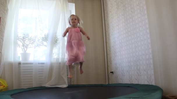 Bambino Cinque Anni Che Salta Trampolino — Video Stock