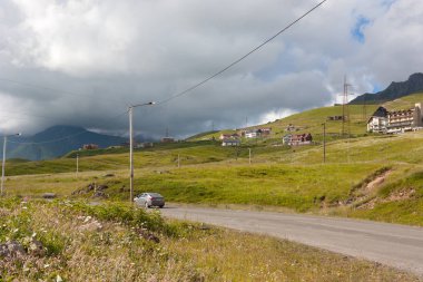 Kayak Merkezi Gudauri yaz aylarında görüntüleyin. Gürcistan Cumhuriyeti