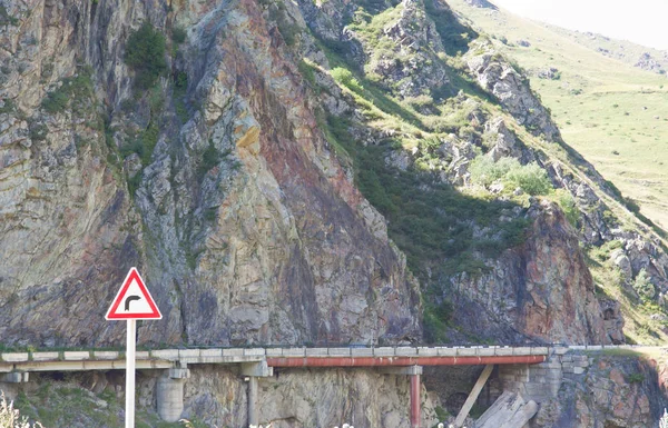 The Georgian military road at the foot of mount Kazbek. Voyenno-Gruzinskaya doroga. Main Caucasus Range — Stock Image Georgian Military Road Foot Mount Kazbek Voyenno Gruzinskaya Doroga Main Stock Picture