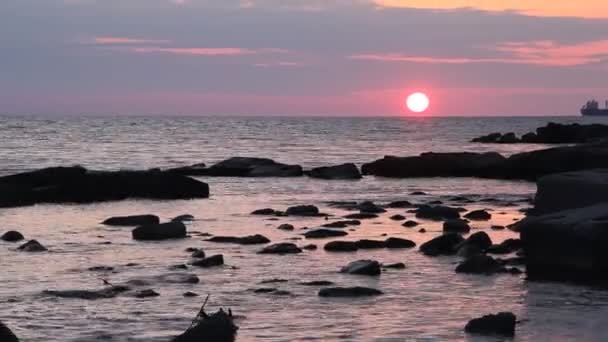 Sonnenuntergang Auf See Mit Schiffssilhouetten — Stockvideo