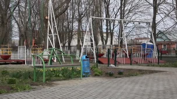 Les Enfants Courent Montent Scooter Dans Parc — Video