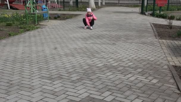 Dívka Oranžové Bundě Skateboardu — Stock video