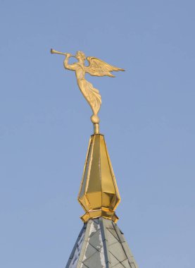 Trompetli bir melek. Kuledeki süsleme. Novosibirsk 'teki Mikhail Kilisesi.