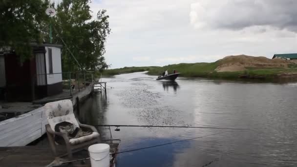 Primorsko Akhtarsk Russia Mei 2017 Een Motorboot Met Jongeren Die — Stockvideo