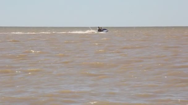 Primorsko Akhtarsk Rusland Juni 2016 Mensen Rijden Een Scooter Zee — Stockvideo