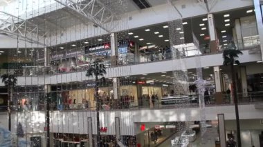 Krasnodar, Rusya - 27 Kasım 2017: Alışveriş merkezinin şenlikli dekorasyonu. Yeni yıl ve Noel