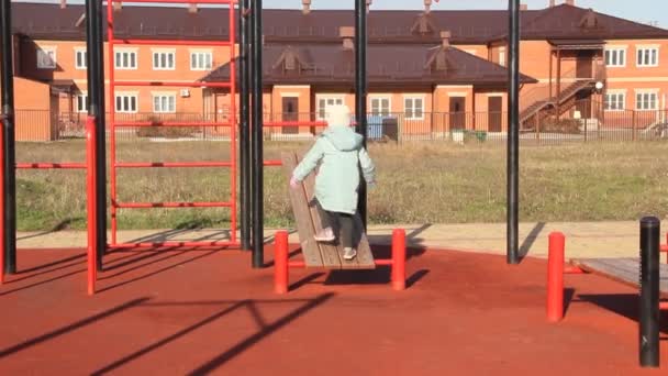 Attraktives Kleines Mädchen Auf Spielgeräten Freien — Stockvideo