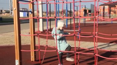 Dışarıdaki oyun parkında çekici küçük bir kız.