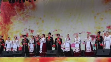 Anapa, Rusya Federasyonu - 23 Eylül 2017: Amatör Korosu şarkı söylüyor. Kadın ve erkek kazak elbise sahnede. Şehrin Anapa şenlikte konser