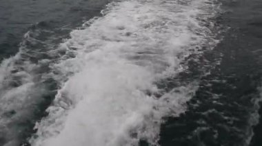 Sürat teknesinin uyanışı. Hızlı hareket eden tekneden güçlü dalgalar çekildi.,
